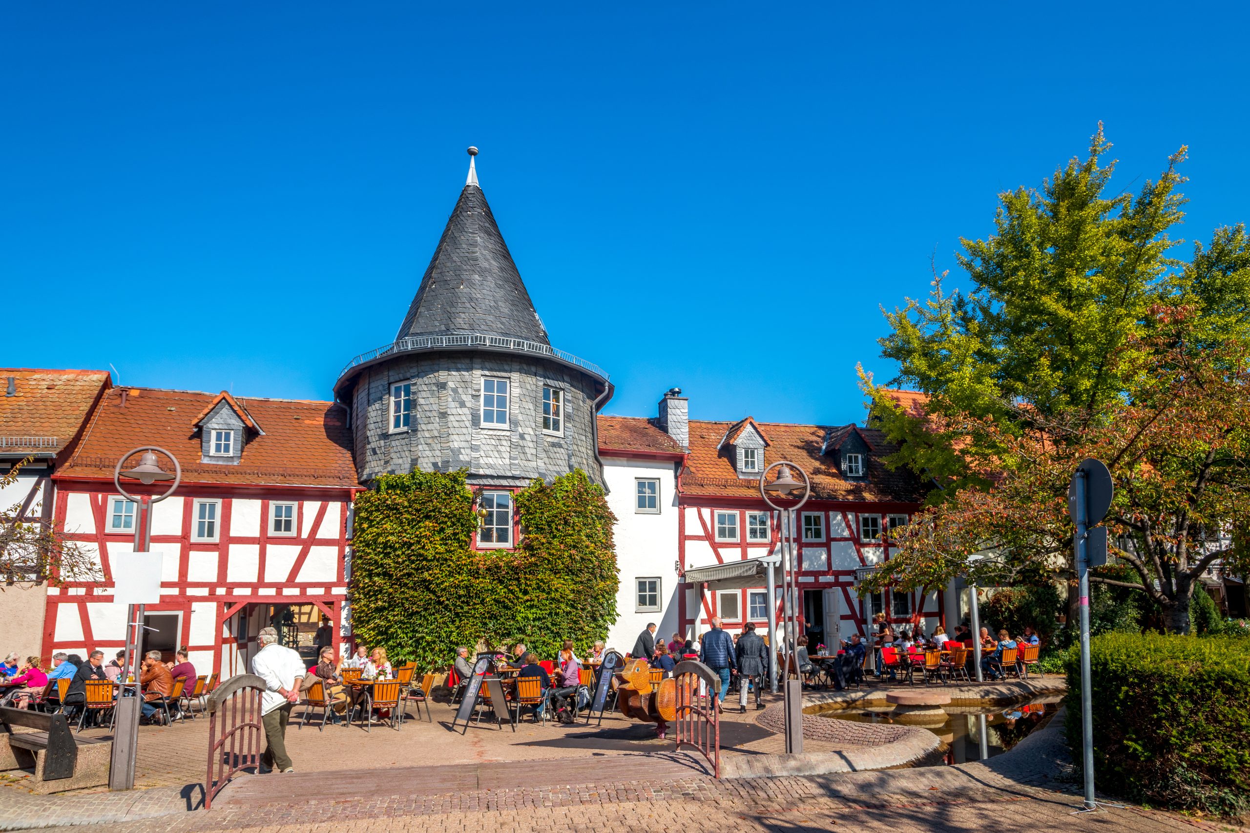 Altstadt von Hofheim am Taunus mit sitzenden Menschen vor einem Gasthaus