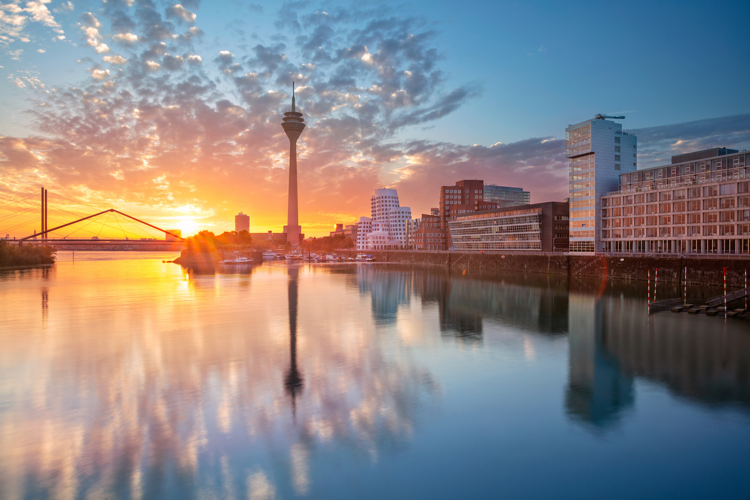 Fluss Rhein in Düsseldorf umgeben von Häusern und Sonnenuntergang