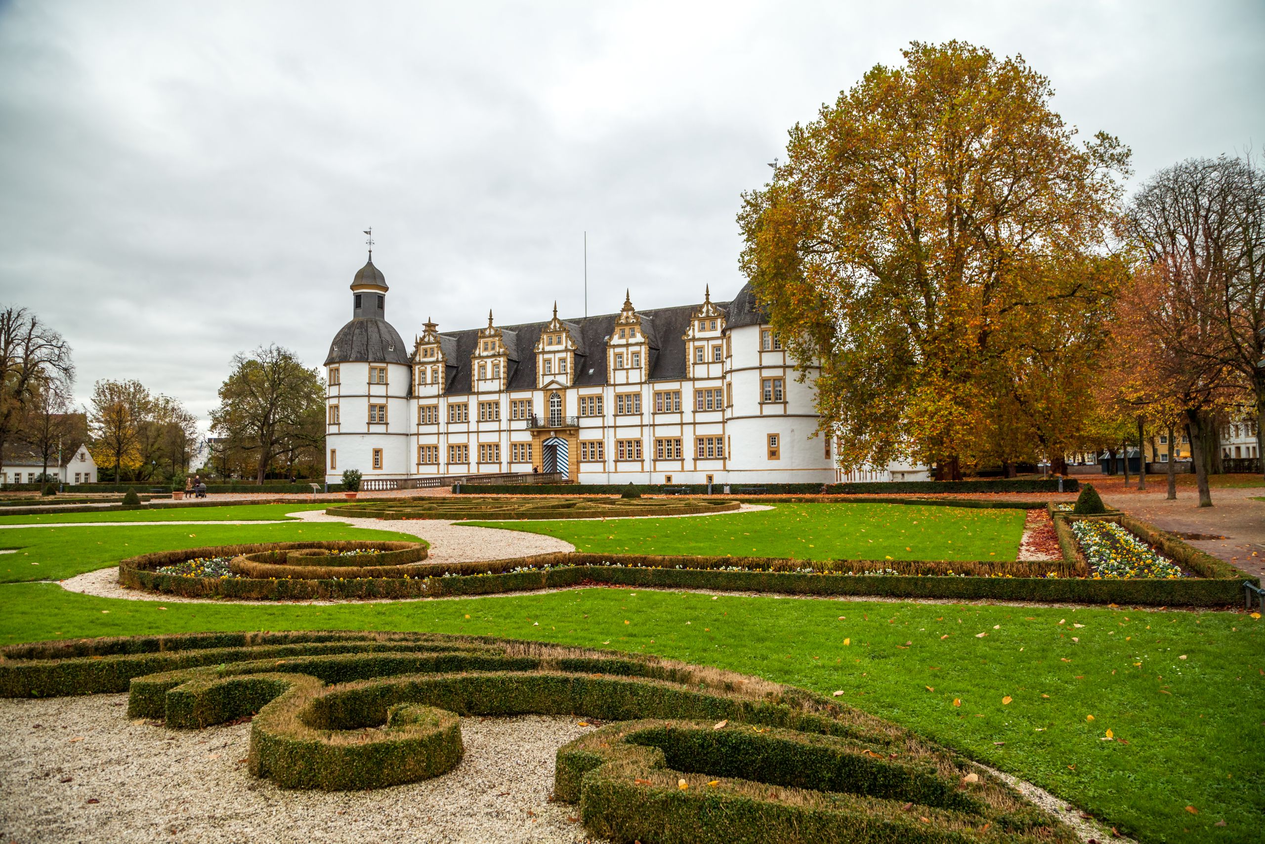 Schloss Neuhaus in Paderborn umgeben von Auenpark
